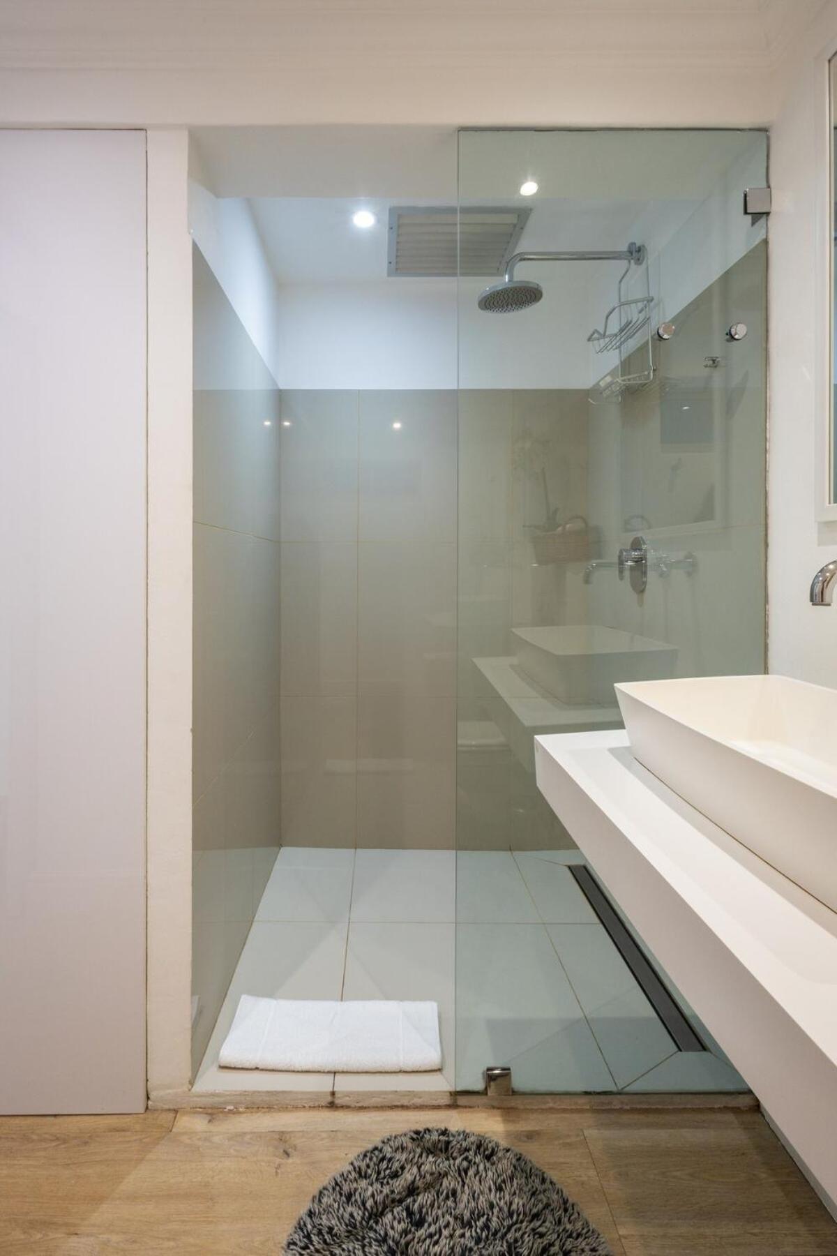 Luxury Clifton Steps To Iconic First *